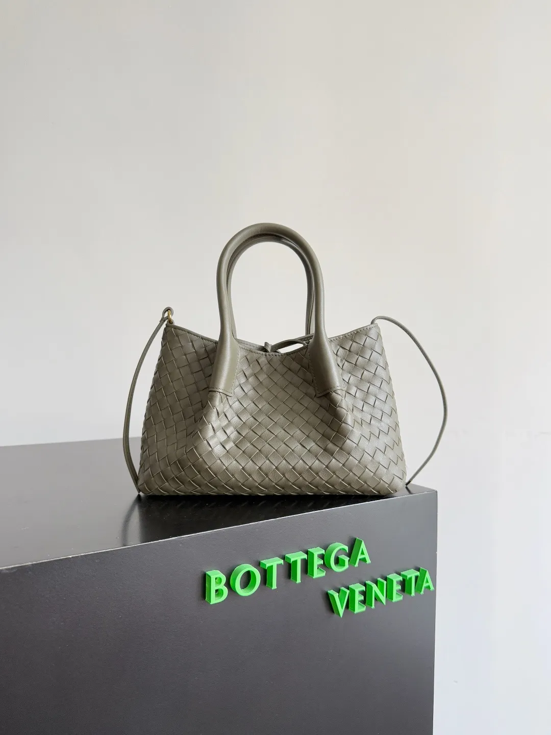 Batch 1660 BOTTEGA VENETA 2025 new product pinacoteca has super soft leather, and the weaving function, practicality and relaxed fashion sense have not been lost❤️‍🔥Amway has given sisters a must-have bag when going out. The size of the bag also accurately meets the commuting needs of urban beauties. It can accommodate mobile phones, keys, lipstick, powder, sunscreen, shopping bags...all of it! ! ! 🔥The capacity should not be underestimated~ It does not choose people, clothes, or occasions. With its majestic curved outline, exquisite woven texture, delicate edges and rounded handles, this woven vegetable basket bag truly achieves the goal of "dressing up and being fashionable without getting in the way"~ Are you interested in Jimei? Style number: 819004 Size: 24*15*12cm